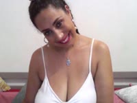 Brune pétillante qui aime la vie et ses plaisirs. la bonne humeur est mon moteur dans la vie . la séduction et les bons moments mon carburant. alors Messieurs, à vos clavier!