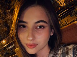 hot cam whore LeiaFrost