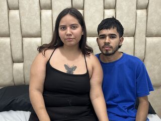 cam couple playing with sextoy RoxanaAndLeo