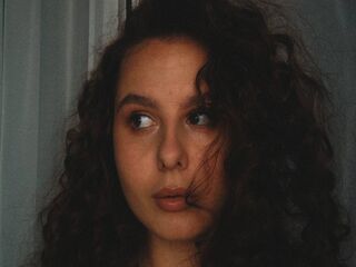 naughty camgirl masturbating with dildo BertieSiegers