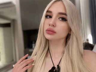 camgirl playing with dildo HildaGeer