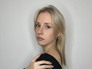 naughty cam girl fingering shaved pussy MarlaPankake