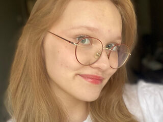 naked camgirl masturbating with vibrator MicahCussins