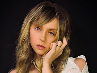 topless webcamgirl ScarletTucker