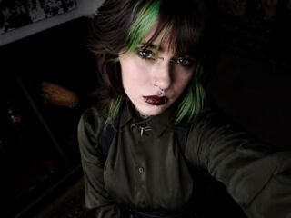 naked camgirl masturbating with vibrator ShadowBelle